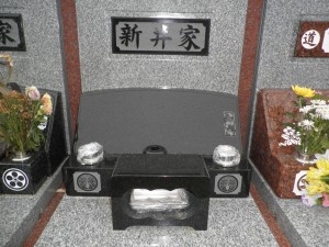 川崎市営霊園（早野聖地公園）花立て一体型 くし型（インド・クンナム石）